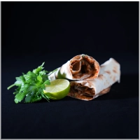 <b>Onze Lahmacun Naturel wordt dagelijks vers bereid met een dunne, krokante bodem en een authentieke kruidige topping. Zonder extra salade of saus, zodat je kunt genieten van de pure en traditionele smaak van lahmacun.</b><br><br>