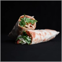 <b>Onze Lahmacun Cheese wordt dagelijks vers bereid &nbsp;met een dunne bodem en een royale laag gesmolten kaas. Door de gesmolten kaas is deze variant iets minder krokant, maar extra romig en vol van smaak. Geserveerd met jouw keuze uit verse salade en saus.</b><br><br><br><b>De perfecte combinatie van traditionele lahmacun en heerlijke gesmolten kaas.</b>