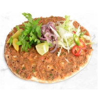Lahmacun met salade en saus