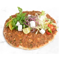 Lahmacun met feta, salade en saus<br><br>Om de kwaliteit te garanderen, verpakken wij bij afhalen de salade en saus apart