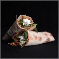<b>Onze Lahmacun Feta wordt dagelijks vers bereid met een dunne, krokante bodem en afgewerkt met heerlijke feta kaas. De romige en licht zoute smaak van de feta geeft deze lahmacun een unieke twist. Geserveerd met jouw keuze uit verse salade en saus.</b><br><br><br><b>Een smaakvolle combinatie van traditionele lahmacun en romige feta kaas.</b>