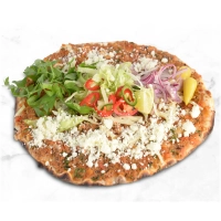 Lahmacun met kaas, salade en saus