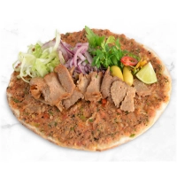 Lahmacun met doner, salade en saus