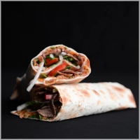 <b>Onze Lahmacun Steak Doner combineert een traditionele, dunne lahmacun met onze populaire huisgemaakte steak doner. De malse steak wordt dagelijks vers bereid en zorgt samen met de kruidige lahmacun voor een perfecte smaakcombinatie. Geserveerd met jouw keuze verse salade en saus.</b><br><br><br><br><b>Een echte favoriet voor &nbsp;liefhebbers van steak doner en lahmacun.</b>
