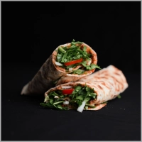 <b>Onze Lahmacun Classic heeft een dunne, krokante bodem en wordt dagelijks vers bereid. Belegd met een smaakvolle topping en geserveerd met jouw keuze uit verse salade en saus. </b><br><br><b>Vers gemaakt eenvoudig en heerlijk van smaak </b>